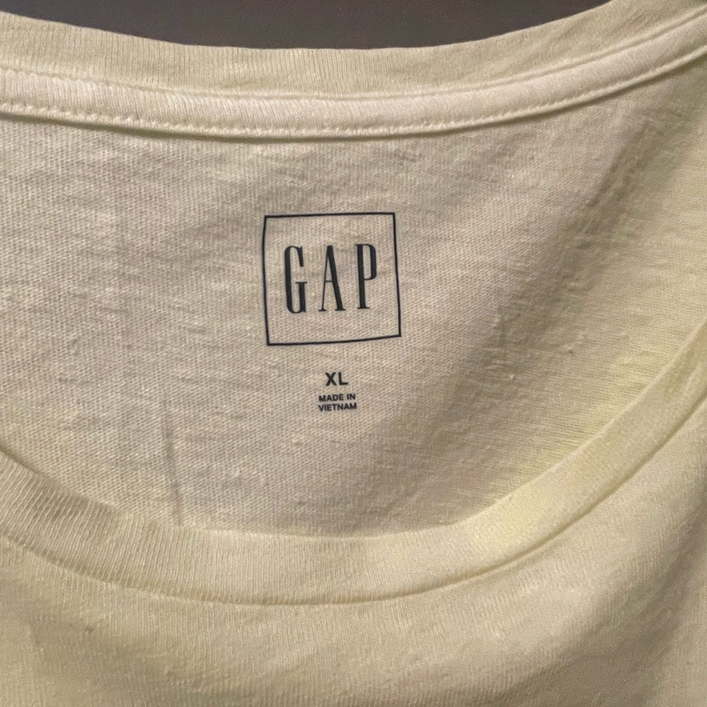 Gap woman’s top yellow